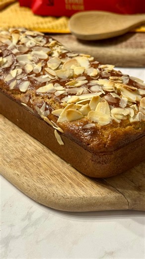 Mathilde herblot on Instagram: "✨CAKE AMANDE FAÇON FRANGIPANE✨ On est sur une recette sans sucres ajoutés, sans matières grasses et sans gluten absolument délicieuse au bon goût de frangipane, parce que la frangipane c’est pas qu’une fois dans l’année et qu’on adore ça ! Il fera un parfait goûter pour vos enfants ! 🔗Abonne-toi à @mathilde_healthyfitmum pour plus de recettes saines et gourmandes 📝Recette -2 œufs -200g de compote de pomme SSA -100g de poudre d’amande -80g de farine d’avoine prot