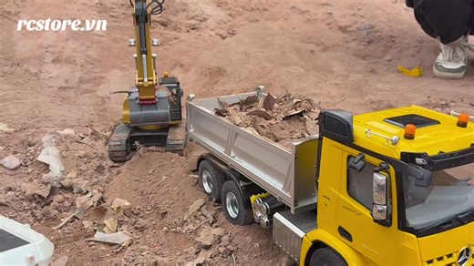 Perfect teamwork on a mini construction site 🔥 Load — move — repeat… just like the real job #rcconstruction #rctruck #rcexcavator #rcmodel #rctoys