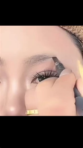 Beginner's Eyebrow Tutorial for Flawless Makeup