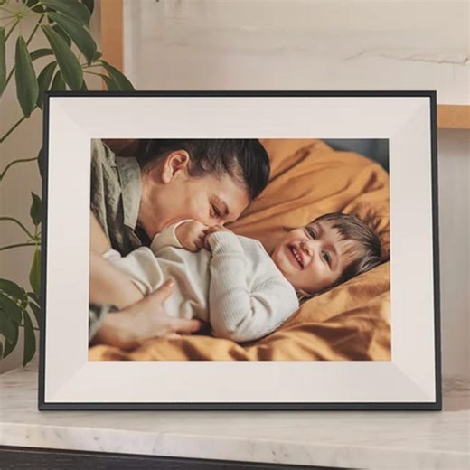 This Is the Best Digital Photo Frame on the Market