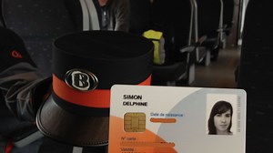 La carte Mobib arrive à la SNCB pour les abonnements annuels - RTBF Actus