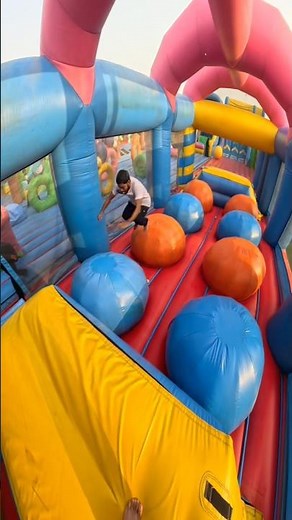 Giant Inflatable Obstacle Challenge: The Epic Wipeout & Comeback! 💥 #JumpingCastle #shorts