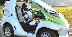 Xem robot hình người trổ tài lái ô tô
