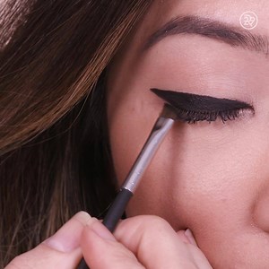 When you FINALLY get the perfect winged eyeliner 👀 More eye makeup trends: http://r29.co/2jRT3zD | Refinery29