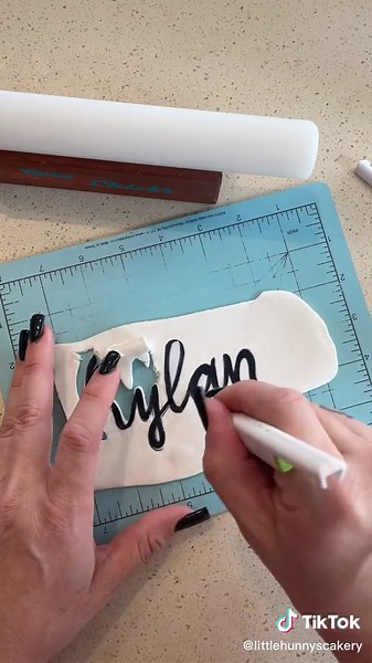 This how I do it #fondant #tutorial #cakedecorating #gold I use edible gold bling highlighter from @Pepsy Garcia Link in bio with coupon code