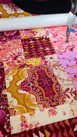 Slow your scroll and check out this quilting therapy! Quilter: Mavis R. Quilt pattern: Nantucket by Villa Rosa Designs Pantograph: Phoebe from My Creative Stitches by Christy Dillon Longarm machine: #APQS | APQS