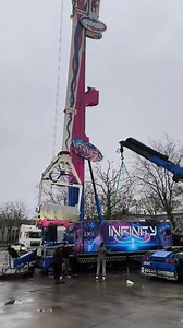 Qui dit dernier jour d'une fête foraine, dit démontage !! L'Infinity est en cours de démontage sur la fête foraine de Lorient !!! | Fête Foraine Forever
