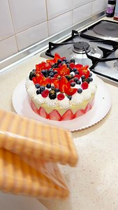 🎄 Torta Nuvem de morango (sem forno, fácil e linda!) Essa é aquela torta de biscoito que TODO MUNDO consegue fazer e fica com cara de vitrine natalina 🤍 🧱 Base • Biscoito champanhe • Usei 3 a 4 pacotinhos na montagem 🍶 Creme (vai ao fogo) • 2 latas de leite condensado • 2 latinhas de creme de leite • 2 colheres (sopa) cheias de amido de milho • 200 ml de leite de coco • 1 colher (sopa) de manteiga sem sal 👉 Leve tudo ao fogo, mexendo até borbulhar e ficar bem firme (mostro o ponto certinho 