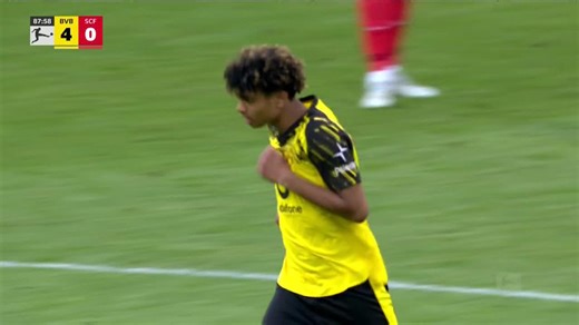 16 year old former LA Galaxy youth player Mathis Albert makes his Bundesliga debut for Borussia Dortmund. 🥶