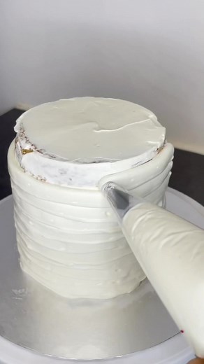 Comment lisser la crème au beurre sur son layer cake. #food #tuto #tutorials #tiktokfood #layercake
