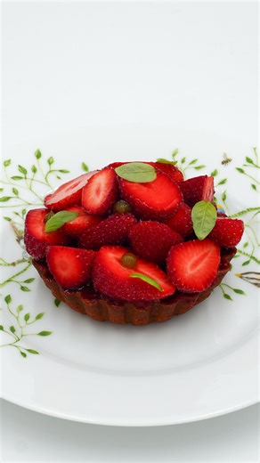 Fraises juteuses, pesto d’estragon, pâte croustillante… La tarte aux fraises et à l’estragon du Bristol Paris capture la saison dans ce qu’elle a de plus vibrant. Un dessert signature, à la fois inattendu et parfaitement maîtrisé. Et si le printemps tenait dans une tarte ? A découvrir à l’Épicerie, du mercredi au dimanche, de 10h30 à 17h30, ou via notre lien en bio. - Juicy strawberries, delicately peppery tarragon, crisp pastry… Le Bristol Paris’ strawberry and tarragon tart distills the season