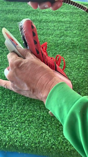 Reduce the size by 0.5 from the original sole. #BugJoeShoeRepairLopburi #ReplaceStuddedSole