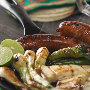 Step up your #cooking skills by learning how to make longaniza! 🇲🇽✨ Perfectly combined with scrambled eggs and beans or served in #tacos, this homemade #longaniza is sure to delight even the most demanding palates! 😉 Prepared with ground #pork, pasilla, guajillo, and árbol chiles, and spices, this quick and easy longaniza recipe will earn you rave reviews.😌 Recipe here: https://bit.ly/3lQNVkS | kiwilimón recipes