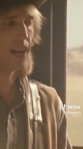 Traveling Wilburys Perform 'End of the Line' | Music Video