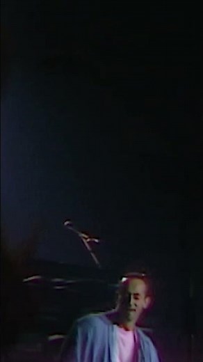 This is where Wembley does 'The Walk' | Walk Of Life (Wembley 1985) #direstraits #markknopfler