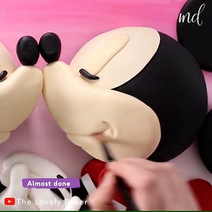 You don't want to miss this Mickey and Minnie Mouse cake tutorial 😍 | MetDaan Creative