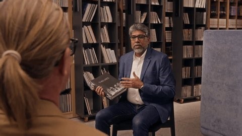 clip-4010971165-over-shoulder-shot-man-pony-tail-glasses