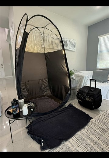 𝐖𝐡𝐞𝐧 𝐥𝐮𝐱𝐮𝐫𝐲 𝐦𝐞𝐞𝐭𝐬 𝐜𝐨𝐧𝐯𝐞𝐧𝐢𝐞𝐧𝐜𝐞 ✨ This is mobile spray tanning in Palm Beach County—done in the comfort of your own home. I bring the full professional setup, luxe airbrush solutions, and a completely custom tan designed for your skin tone and glow goals. Perfect for busy schedules, pre-event prep, bridal mornings, moms, and anyone who prefers privacy without sacrificing results. And yes… every appointment includes a complimentary therapy session—girl talk, laughs, and re