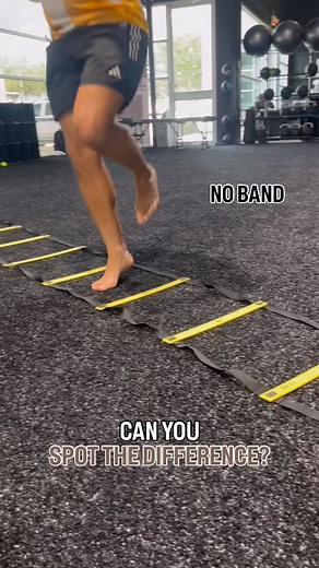 💪🏼 Strengthening the posterior tibialis 💪🏼 The posterior tibialis plays a major role in: 1. Supporting the medial arch of the foot — it helps lift and maintain the arch during standing, walking, and running. 2. Controlling pronation — when your foot rolls inward too much (flat-footed position), the posterior tibialis works to slow down or resist that motion. 🚫 Without the band ➡️ you can see more pronation and arch collapse, especially on the last few hops. ✅ With the band ➡️ the resistance