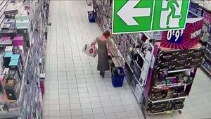 爆笑：监控拍下一女子在超市随地大小便