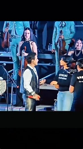 Abraham Lopez on Instagram: "Todo un tema con Christian Nodal y su violinista Esmeralda Canape, con sus gestos cuando sube Ángela Aguilar a defender lo que es suyo. 😱😅🤠"