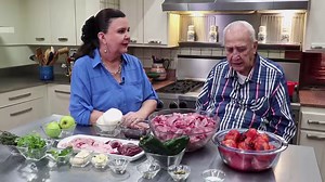 FRITADA DE CABRITO / CABRITO GUISADO ¡Lo prometido es deuda! Aquí está la receta que mi tío Rodolfo Rangel Garza había prometido compartirnos 🙌 Esta receta es la que se preparaba en casa de mi bisabuela en Linares, Nuevo León. Tiene la particularidad que el guisado lleva manzana, lo que le da un toque delicioso y diferente. Se puede escoger hacer el cabrito guisado solamente o añadir la sangre y esto lo convierte en fritada de cabrito. Para descargar la receta con ingredientes y cantidades exac
