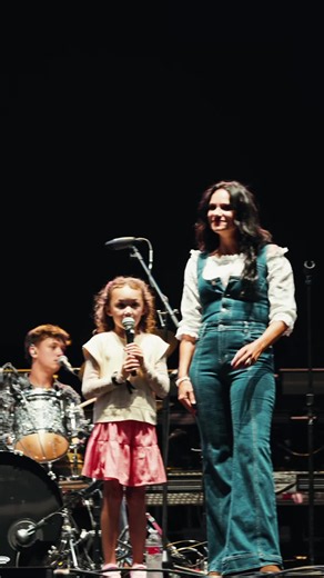 First time singing “Daddy’s Here” in front of 3,000 people… and our 7-year-old was READY. 🥹❤️ But the way the crowd responded at the end… 😭 Think she was born for this? 👇 🎶 Daddy’s Here — WallerCo #DaddysHere #WallerCo #FamilyBand #ChristianMusic #DadAndDaughter