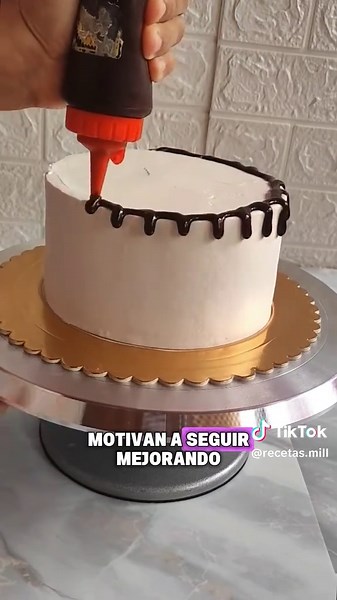 ¿Quieres aprender a hacer estos pasteles? 🎂✨ Aprende paso a paso mis técnicas de repostería, desde decoraciones sencillas hasta diseños espectaculares. Perfecto para principiantes y amantes de lo dulce que quieren crear pasteles increíbles en casa. 🍰💕