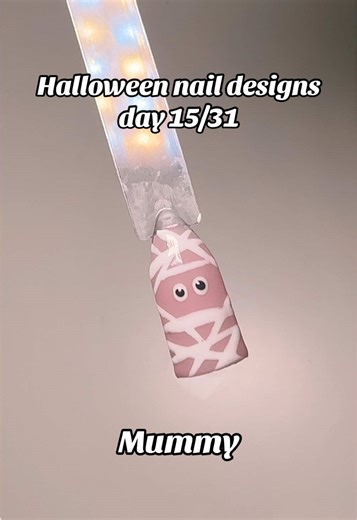 How adorable is this mummy nail 🤍 follow for a tutorial 👉🏻 #halloweennails #halloween #nailinspo #halloweeninspo #mummy #mummynail #hona #tgb