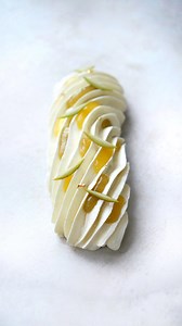 [Recette] Bûche Poire/pollen 🍐🎅 Pense à enregistrer 😉 Confit poire/pollen 🍐 🔸400g purée de poire 🔸40g de sucre 🔸50g jus de citron 🔸9g de pectine 🔸250g de morceaux de poires 🍐 Mixe les poires puis chauffe la purée avec le jus de citron. Quand elle commence à fumer, ajoute le sucre et la pectine ensemble, puis laisse bouillir 30 sec/1 min. Une fois froid, mixe le tout et ajoute les morceaux, 5-10g de pollen (facultatif) et de la vanille. Congèle le tout. Confiture de lait 🥛 🔸400g de la