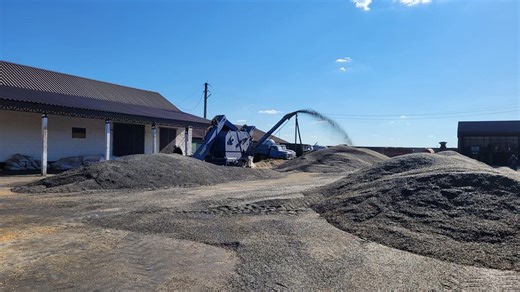 Simplify and reduce the cost of grain cleaning by 2-3 times with our innovative grain cleaning machines. This video shows how the OBC-70M4L grain cleaner cleans sunflower seeds. Self-propelled grain cleaner OBC-70M4L in comparison with other grain cleaning machines has many advantages: 1. OBC-70M4L, unlike other grain cleaning machines, can independently load grain into a truck, trailer or container without grain loaders. 2. OBC-70M4L is a self-propelled, not a stationary grain cleaning and load