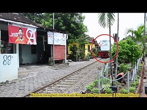 Kereta Api Melewati Depan Warung Makan . Liat Apa yang Terjadi !!!