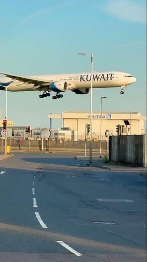 Kuwait Airways Boeing 777–369￼￼￼￼ coming from Kuwait 🇰🇼 city to landing 🛬eathrow airport London