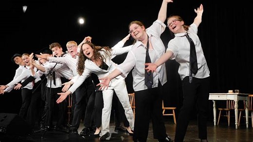 Herečtí elévové zasypali Dobrušku originálním humorem ve stylu Monty Python