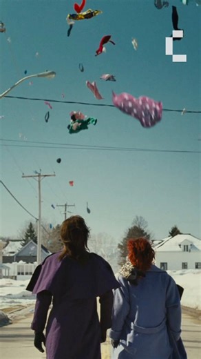 🩵 “Laurence Anyways” est une pluie qui ne cesse jamais de tomber, une tempête de couleurs et de désirs où les corps se transforment, se réinventent. Xavier Dolan y filme l’amour comme un rêve éclaté, suspendu entre promesses et déchirures. 🔵 Le film est à retrouver dans votre abonnement : https://bit.ly/3PYnEwZ | LaCinetek