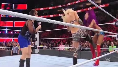 WWE：女子比赛中！竟然在擂台上互撕衣服！太激烈了