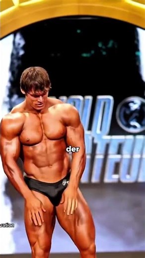 Bodybuilder doing the splits🤯😱