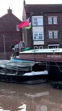 Refuse lorry on Beckside North, Beverley #beverley #naturalsounds #canalwalk #binlorry #morningwalk