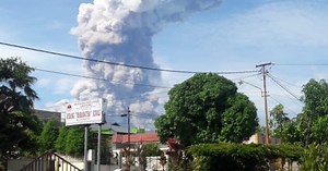 Following the earthquake-tsunami, a volcano has erupted on Indonesia’s Sulawesi, sending 4km of ash into sky | Coconuts