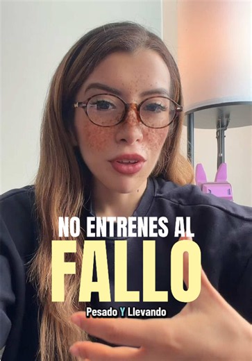 En déficit, entrenar fuerza sigue siendo importante. Llevar cada serie al fallo mientras comes muy poco puede sumar fatiga sin darte una ventaja clara para conservar músculo. 💪 #hipertrofia #aumentodemasamuscular #deficitcalorico