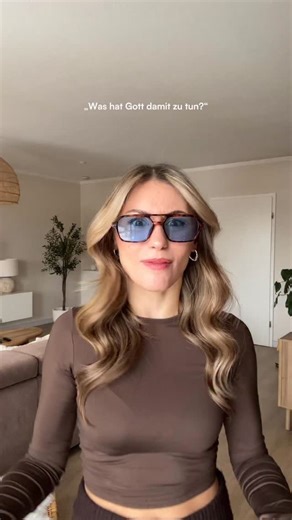 Doonails® on Instagram: "Ihr seid alle adorable und ich wirklich nett, ich schwör‘s 🥲 das Endprodukt ist aber cool geworden hihi, vertraut mir 😇 #outtakes #content #meme #lipsink"