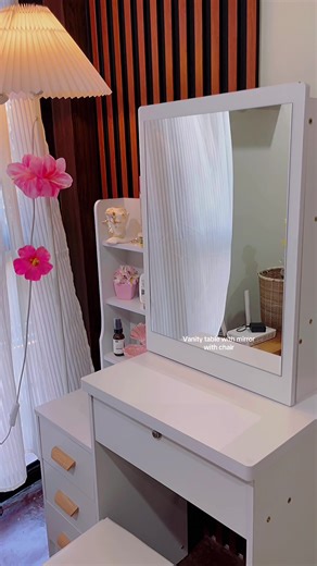 The Ultimate Vanity Table with Mirror Guide