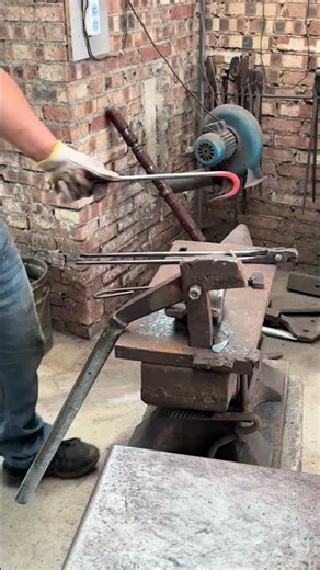 Hand-forged spring steel pig hook #shortvideo #medievalblacksmith #customknives #tools