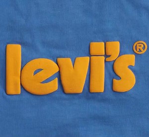 Una nueva era para nuestro logo que conecta a los pioneros del pasado con los de hoy. . Nuestro Poster Logo te está esperando, descúbrelo en nuestra nueva colección | Levi's | Facebook