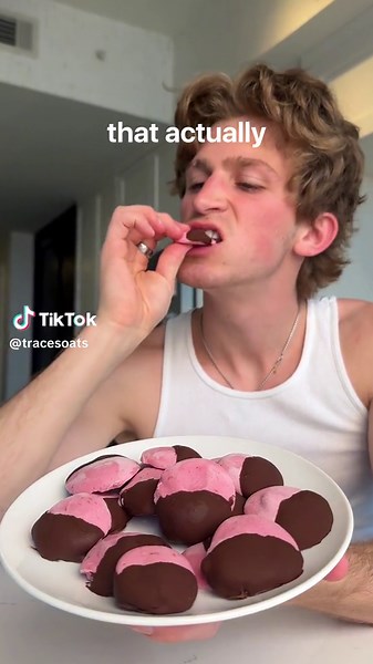 Raspberry Drops 🥲 𝘿𝙚𝙩𝙖𝙞𝙡𝙨: - 3/4 cup frozen raspberries - 1 cup yogurt 𝙏𝙤𝙥𝙥𝙚𝙙 𝙬𝙞𝙩𝙝: - 1/4 cup chocolate - 1 tsp coconut oil 𝘿𝙞𝙧𝙚𝙘𝙩𝙞𝙤𝙣𝙨: 1. Blend raspberries and yogurt together 2. Pour into a piping bag/ziploc bag with end cut off and squeeze into bite sized pieces 3. Place in fridge for 2 hours and enjoy! Optional: 1. Add chocolate chips and coconut oil together 2. Microwave in 30 second intervals, stirring in between, until melted - - - #easysnack #healthysnack #hea