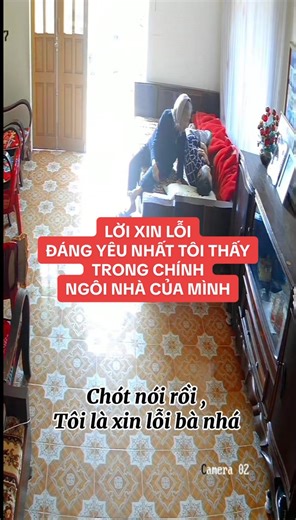 Giờ này năm trước , tui có một đoạn video đã quay lại và luôn giữ riêng cho mình. Không phải vì nó hoàn hảo, mà vì nó làm tim tui chùng xuống mỗi lần xem lại. Hôm đó, tui nghe ông nói xin lỗi bà. Ông xin lỗi rất nhiều lần, giọng vừa áy náy vừa run run… Có lẽ ông nghĩ mình đã nói điều gì đó làm bà buồn. Còn bà thì chỉ nhẹ nhàng đáp lại: “Lỗi cái gì?” Một câu trả lời ngắn thôi, nhưng trong đó có cả sự trách yêu, cả những dấu hỏi chưa nói thành lời, và cả một đời thương nhau theo cách rất riêng của
