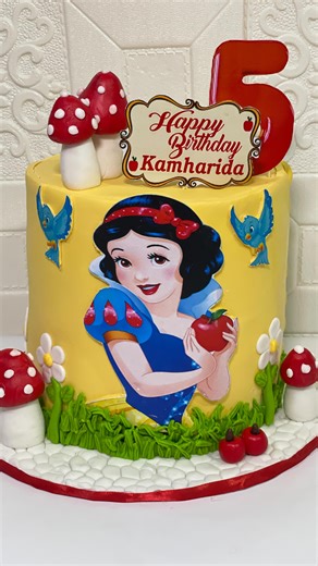 Snow White themed cake for a Lil Princess ..Every little detail tells a story… 🍎✨ From the handcrafted mushrooms to the flawless character finish, this cake was made with patience, precision and love. At Posh Cakes & Confectioneries, we don’t just bake cakes,we create magical moments. 💛 Kindly send a DM for further enquiries… #snowwhitecake #cakeforgirls #celebrationcakes #cakesinakowonjo #cakesinikeja #cakesinlekki #explorepage #explore | Posh Cakes & Confectioneries