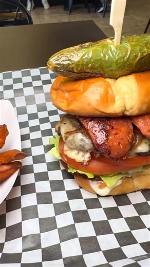 This is Aztec Burger and it’s the only authentic Mexican American fusion hamburger spot in Las Vegas. Enjoy chorizo smash burgers, hatch green chilies, chilaquiles and giant California style bacon wrapped hot dogs. This affordable, locally owned spot is a unique spot for an inexpensive, spicy lunch. #vegas #lasvegas #vegasstarfish #mexicanfood #vegaslocal | VegasStarfish’s Tips & Tricks