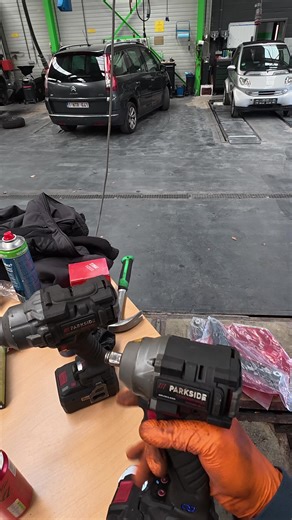 As-tu déjà testé cette clé à chocs ? #mécanique #voiture #mecanicien