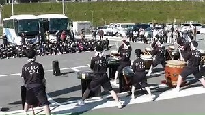 １１月１３日（金）に雄勝硯伝統産業会館を会場に、雄勝復興輪太鼓「ねがい」・「伊達の黒船」を披露いたしました。晴天の雄勝湾を背景に太鼓の音が高らかに鳴り響きました。当日は防災学習で雄勝を訪れた、仙台市立錦ケ丘中学校１年生の皆さん、震災当時雄勝中校長を務められた佐藤淳一校長も雄中生の演奏に耳を傾けていました。 演奏を聴き終えた佐藤校長先生は、「魂のこもった演奏に、言葉にならない感動を覚えました。当時、多くを失ってしまった生徒たちに、元気と誇りをもたせたいと始めたことが、脈々と受け継がれていて嬉しいです。錦ケ丘中の生徒も胸を打たれたことでしょう。両校の生徒たちが２１世紀を共に！たくましく！生きてゆくことを願うばかりです」と挨拶されていました。 | 石巻市立雄勝小・中学校 併設